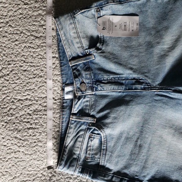 NWT Straight High-Rise Stretch Distressed Denim Jean in Light Wash - Picture 9 of 13